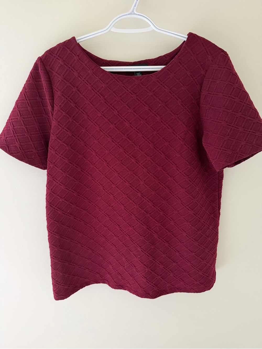 le chateau Diamond-Texture Short Sleeve Top in Burgundy